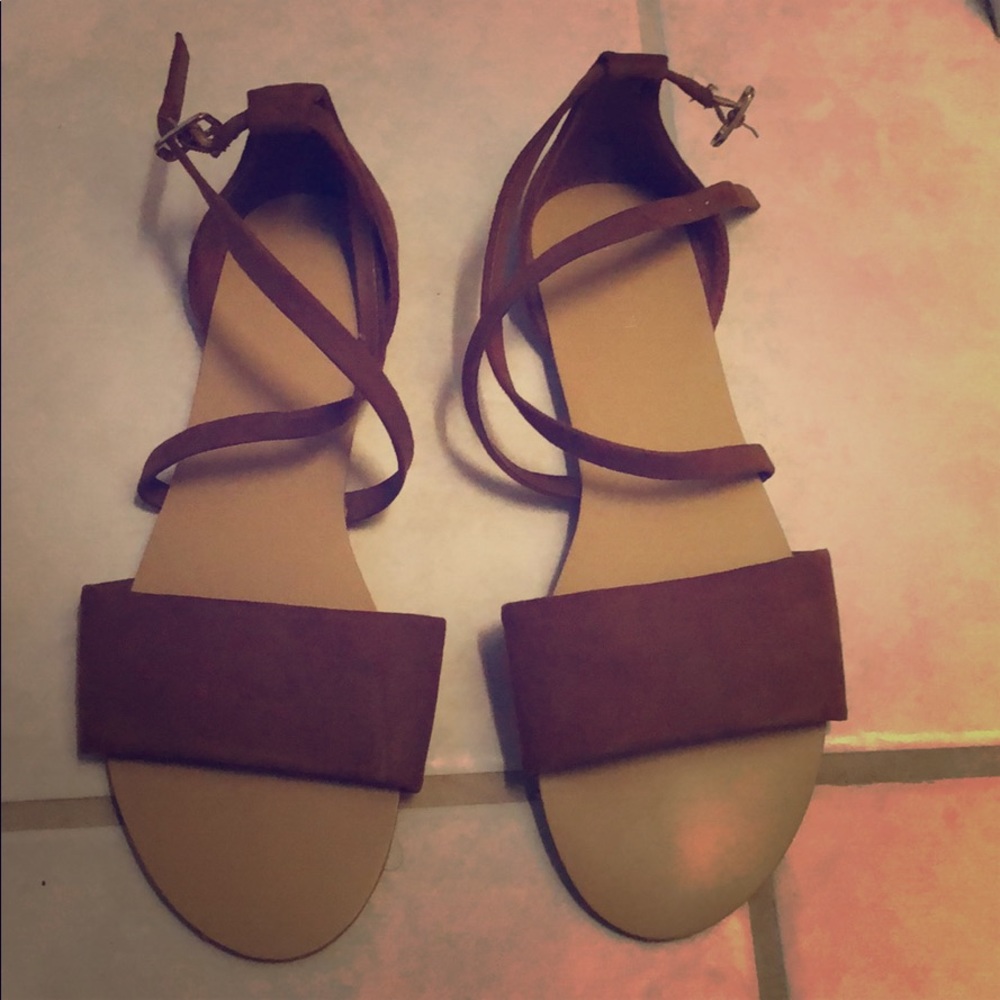 👡STRAPPY FAUX LEATHER SANDALS